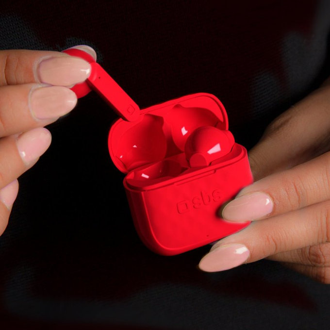 SBS - Bezdrátová sluchátka TWS Air Free s nabíjecím pouzdrem 250 mAh, červená