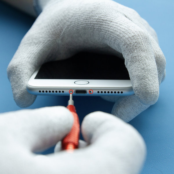 Odmontování pentalobe šroubů