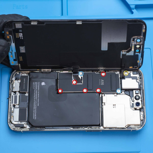 Odepnutí krytu displeje a konektoru baterie