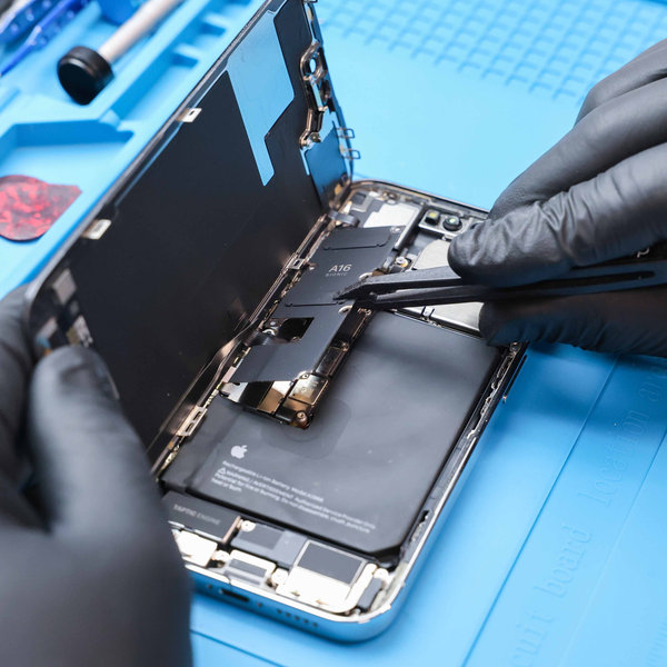 Odstraňte kryt konektoru baterie