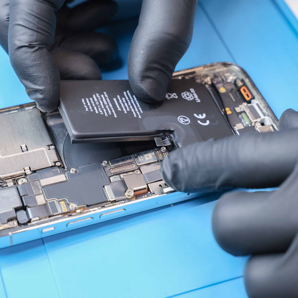 Vložení nové baterie do její přihrádky