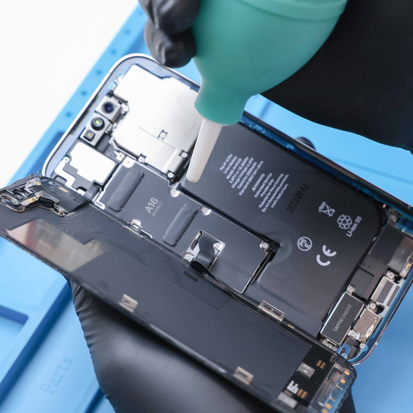 Příprava povrchu iPhonu na nové lepidlo