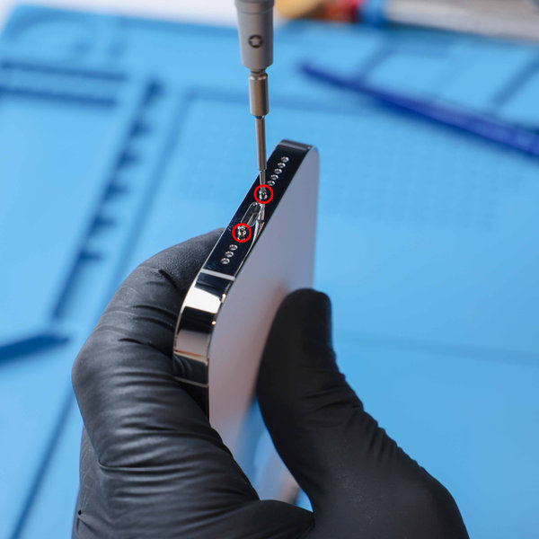 Odstranění spodních šroubů pentalobe