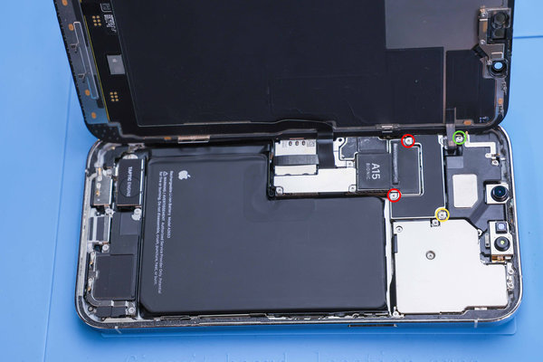 Demontáž krytu konektoru předního senzoru