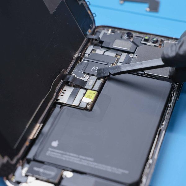 Odpojení displejových kabelů