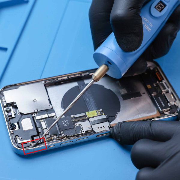 Odstranění starého lepidla kolem okrajů iPhonu