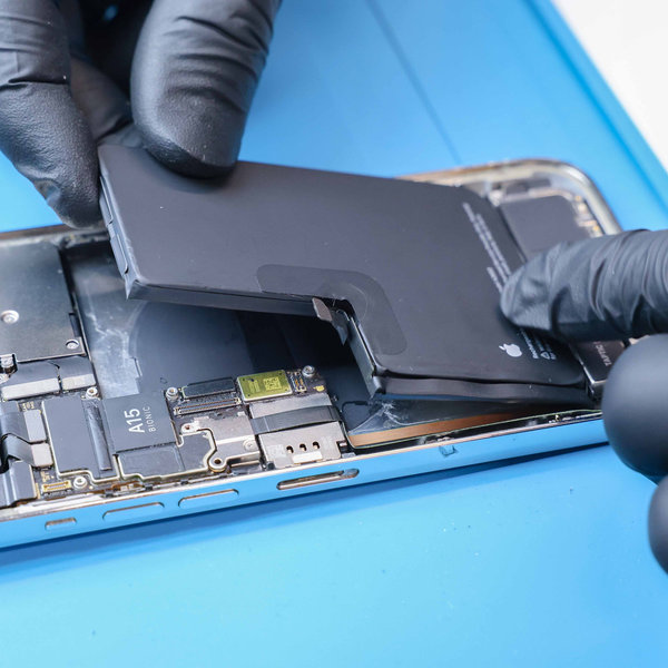 Vložení nové baterie do její přihrádky