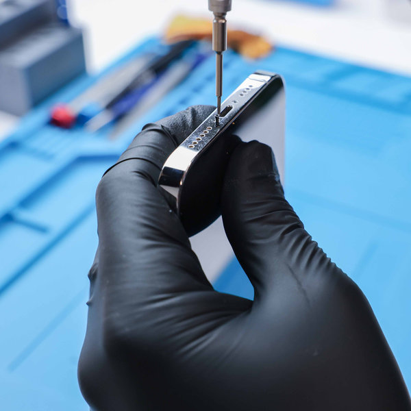 Odšroubování spodních pentalobe šroubů