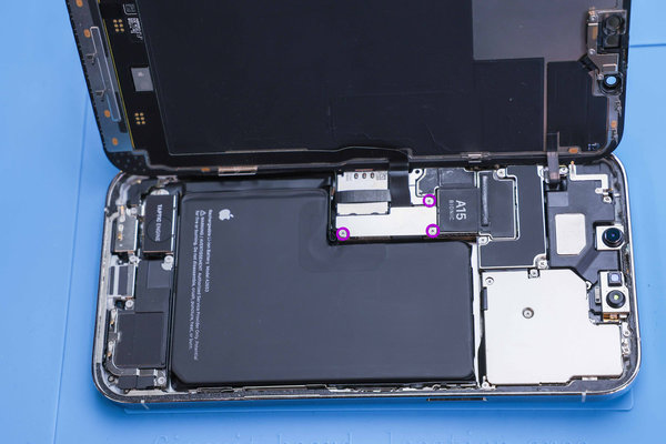 Odstranění krytu konektoru baterie