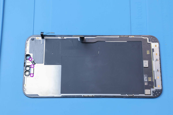 Odšroubujte a odstraňte držák předního senzoru