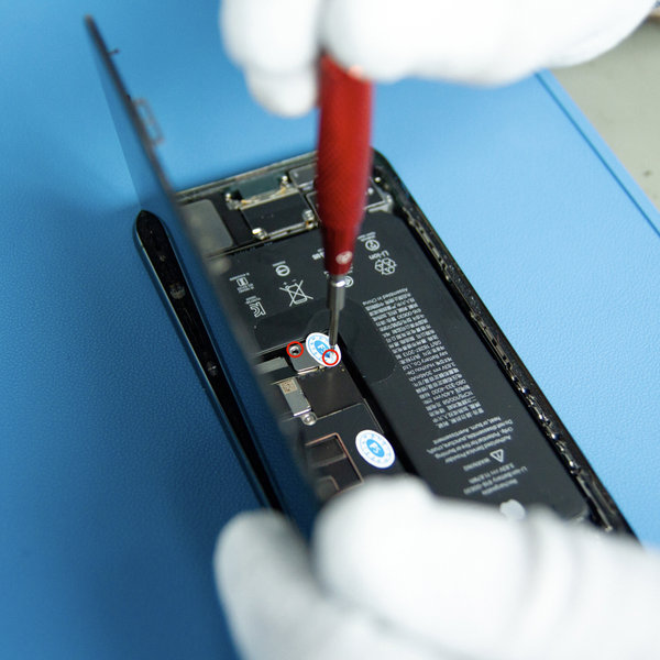 Odšroubujte kryt konektoru baterie