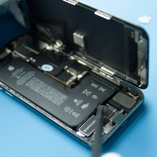 Odpojení spodního konektoru baterie