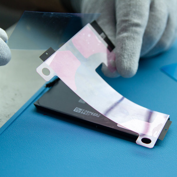 Nalepení nové lepicí pásky na novou baterii