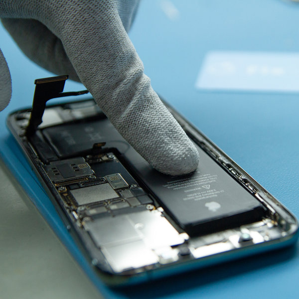 Vložení nové baterie do iPhone-u.