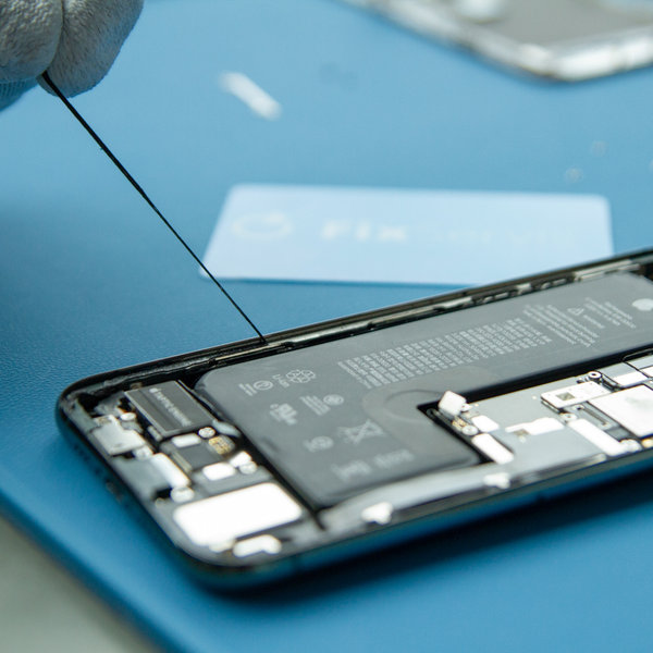 Odlepení starého lepidla kolem okrajů iPhone-u