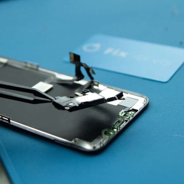 Vyjměte sestavu reproduktoru + předního snímače