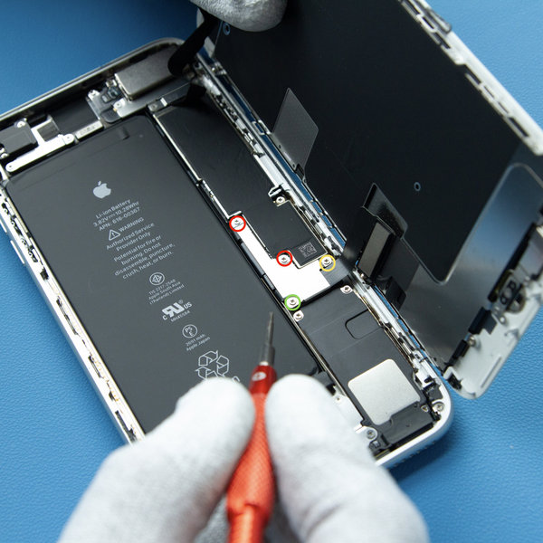 Odmontování držáku kabelu displeje