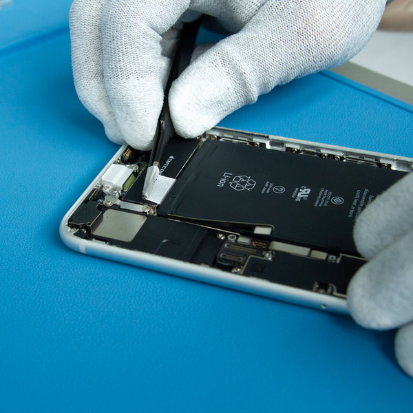 Odlepení lepicích pásek baterie