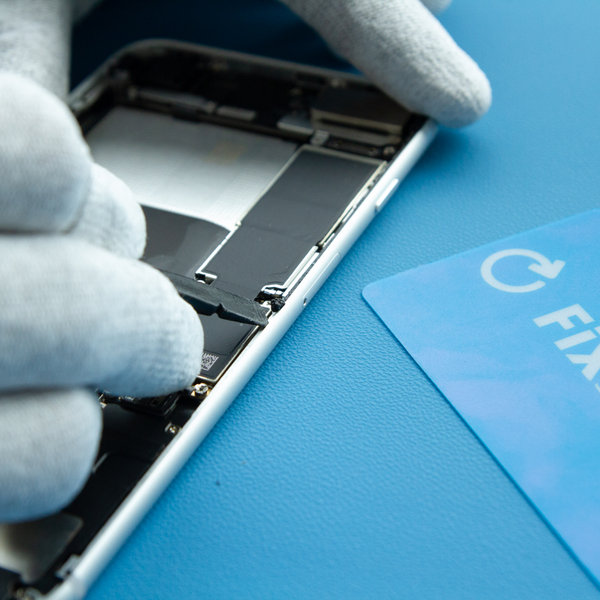 Odstranění starého lepidla kolem okrajů iPhone-u