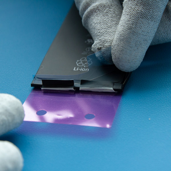 Nalepení nové lepky na baterii