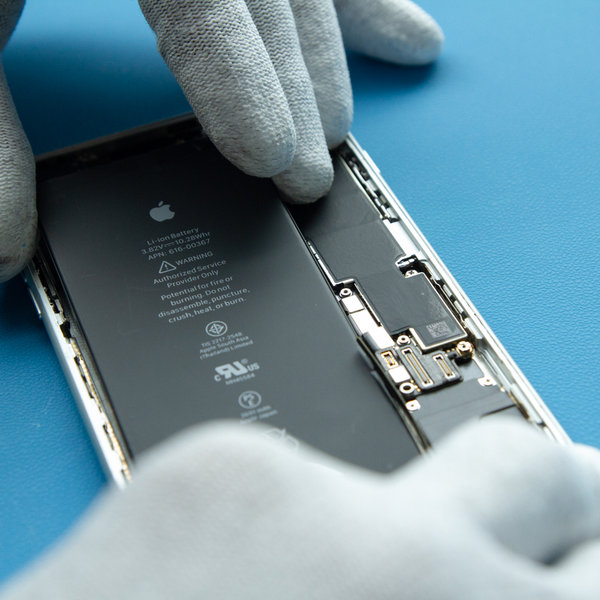 Vložení nové baterie do iPhone-u