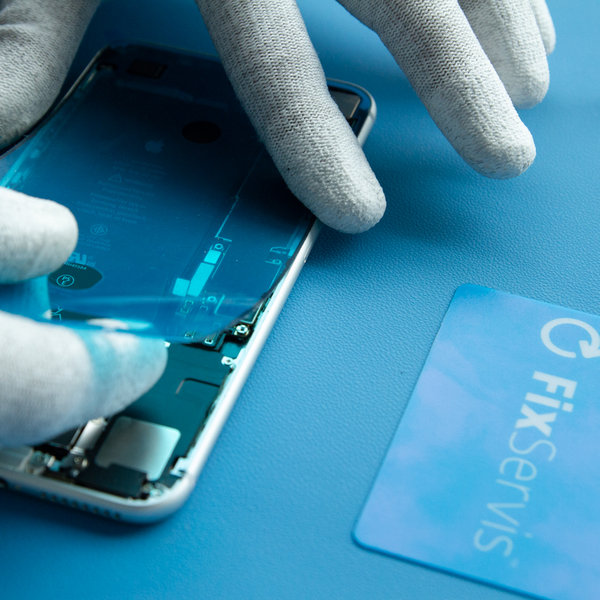 Nalepení nového lepidla kolem okrajů iPhone-u