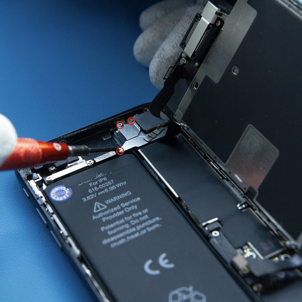 Odmontování šroubů od držáku sestavy snímače