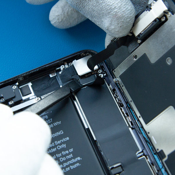 Odpojení konektoru sestavy snímače předního panelu