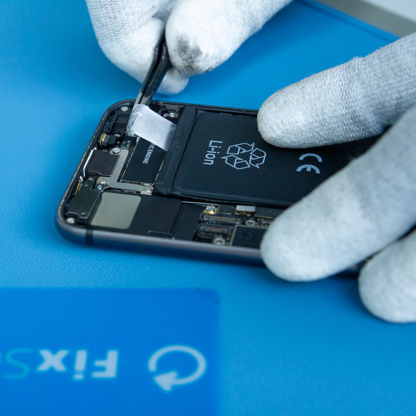 Odlepení lepicích pásek baterie