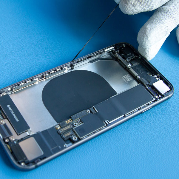 Odstranění starého lepidla kolem okrajů iPhone-u