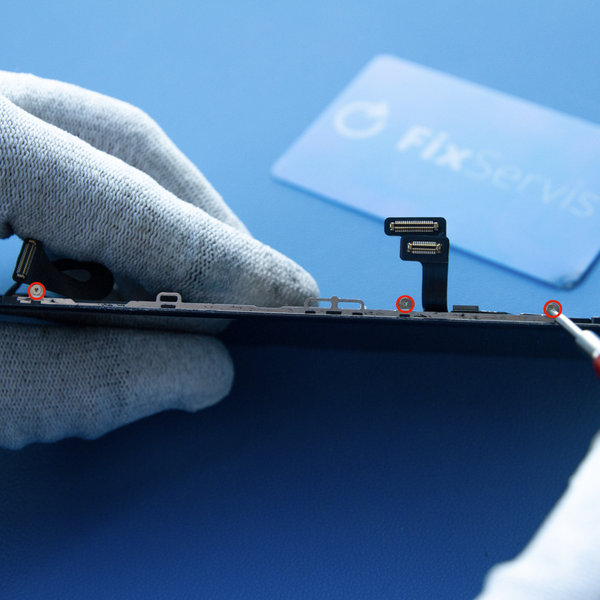 Odmontování ochranné desky LCD ze sestavy displeje