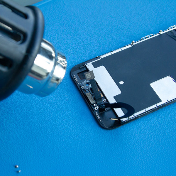 Odpojení flex kabelu přední kamery a snímače