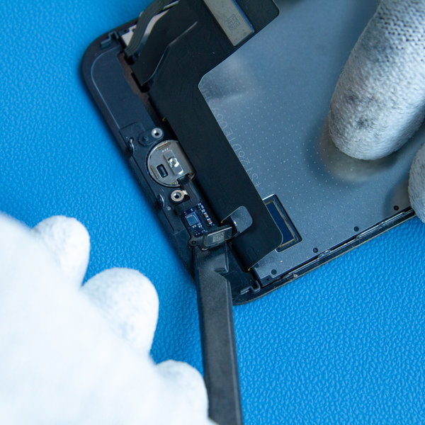 Odpojení konektoru k home tlačítka