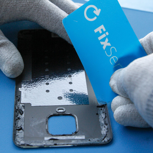 Odlepení starého lepidla kolem okrajů zadního krytu