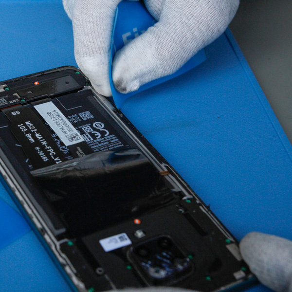 Odlepení starého lepidla kolem okrajů ze smartphonu