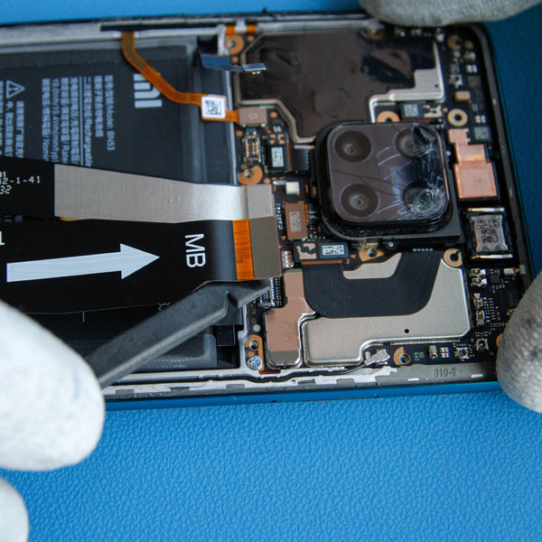 Odpojení propojovacího flex kabelu od základní desky