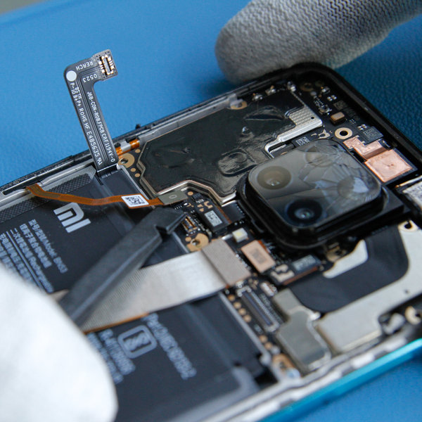 Odpojení flex kabelu od tlačítka napájení / hlasitosti