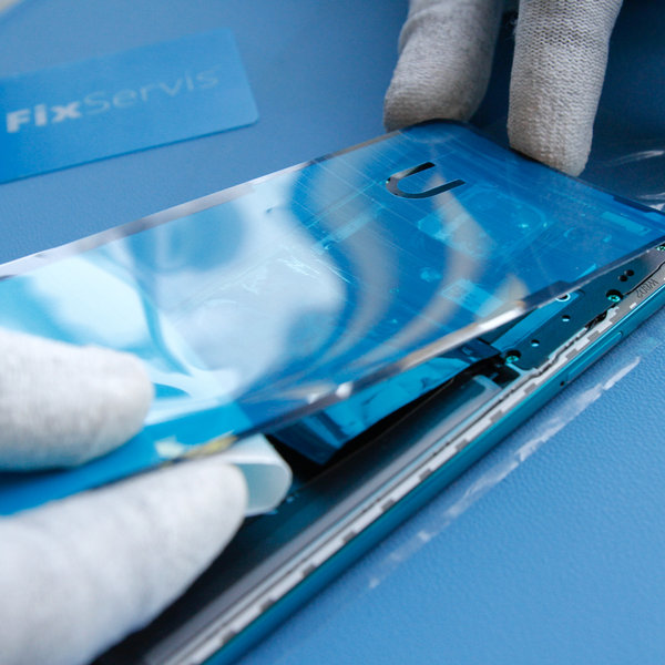 Nalepení nového lepidla na zadní kryt smartphonu