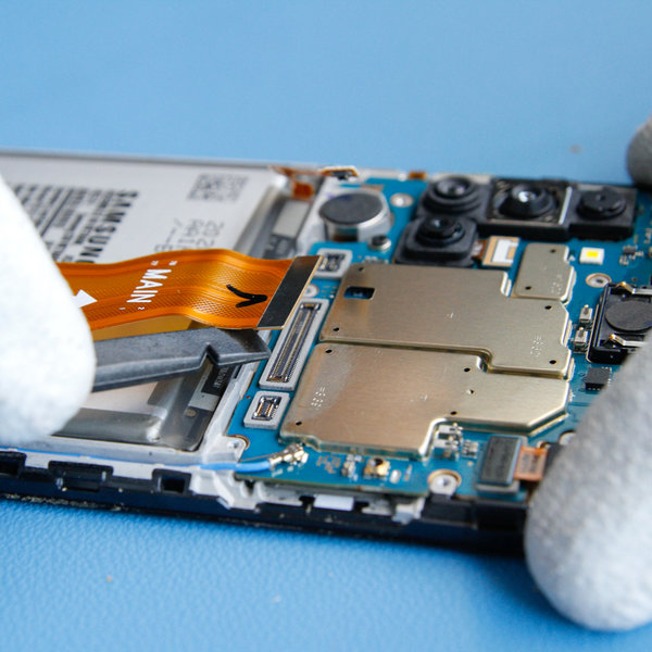 Odpojení propojovacího kabelu od základní desky