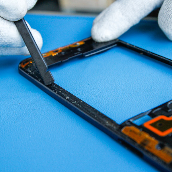 Odlepení starého lepidla kolem okrajů ze středního rámu