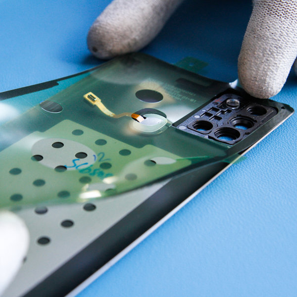 Nalepení nového lepidla na zadní kryt smartphonu