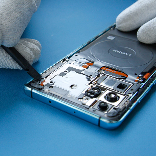 Odlepení starého lepidla kolem okrajů ze smartphonu