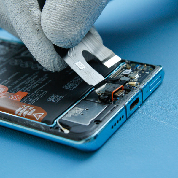 Odpojení flex kabelu displeje