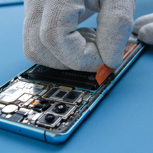 Odlepení lepicích úchytů z baterie