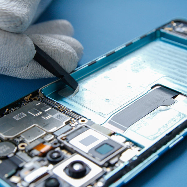 Odlepení staré pásky nalepené na zařízení pod baterií