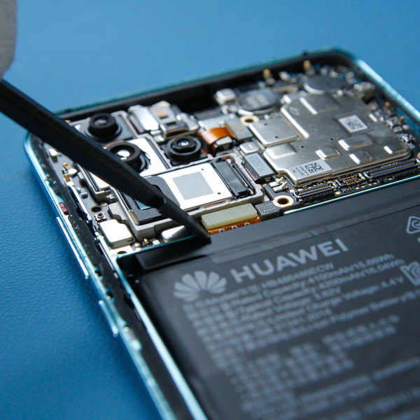 Odpojení konektoru displeje na základní desce