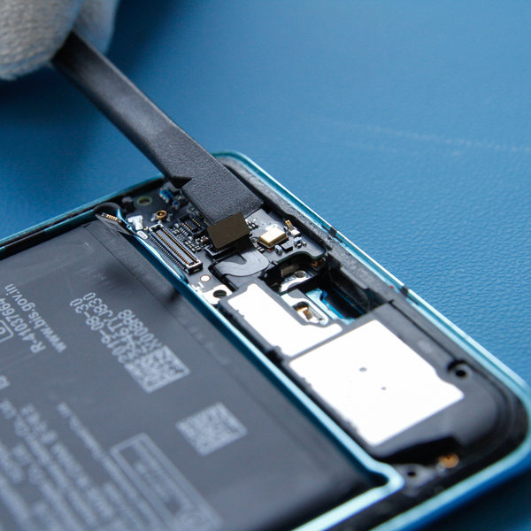 Odpojení konektor od spodní desky