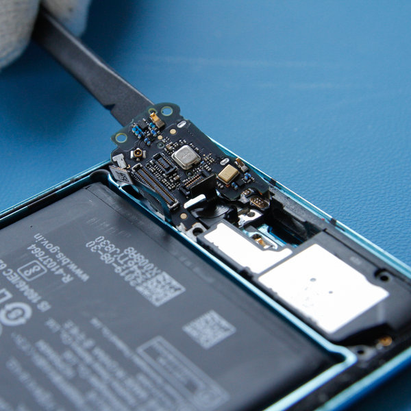 Demontáž desku s čtečkou SIM karty