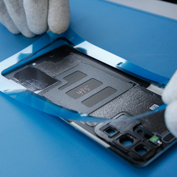 Nalepení nového lepidla na zadní kryt smartphonu