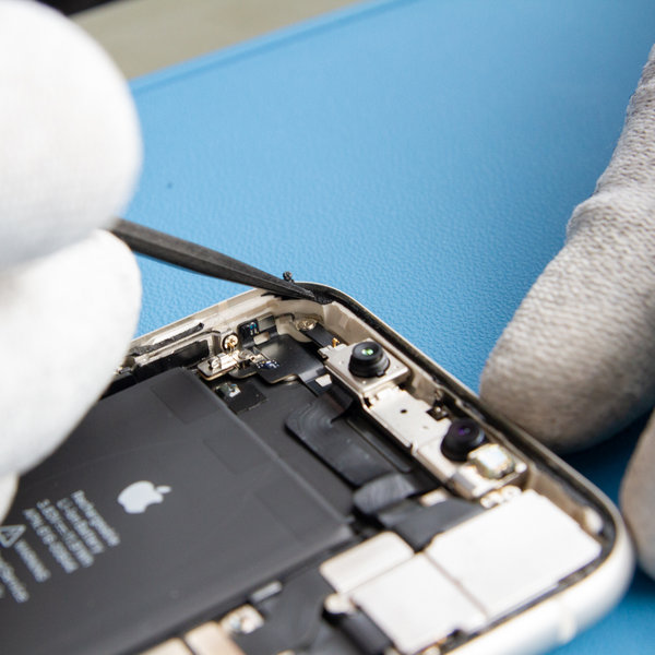 Odlepení starého lepidla kolem okrajů iPhone-u